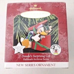 1997‎ Hallmark Disney Donald's Surprising Gift Keepsake Ornament QXD4025